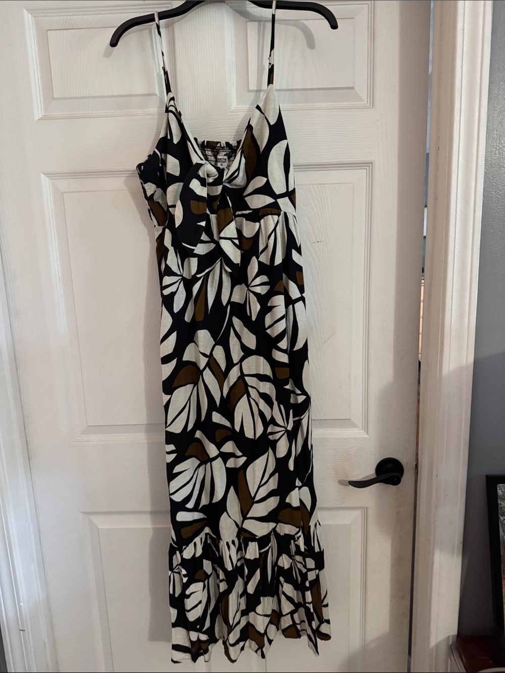 Black and White Leaf-Print Spaghetti Strap Dress